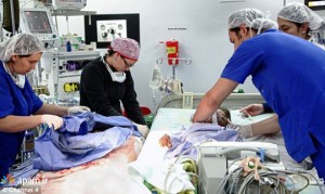 دکتر بالسترود در حال جدا کردن خال گوشتی از بدن بیمار، طی یک عمل جراحی در کلمبیا