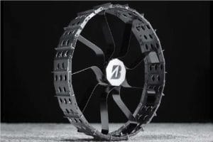 عبور از چالش‌های ماه: بریجستون تایرهای مقاوم برای ماه نوردها تولید کرد"