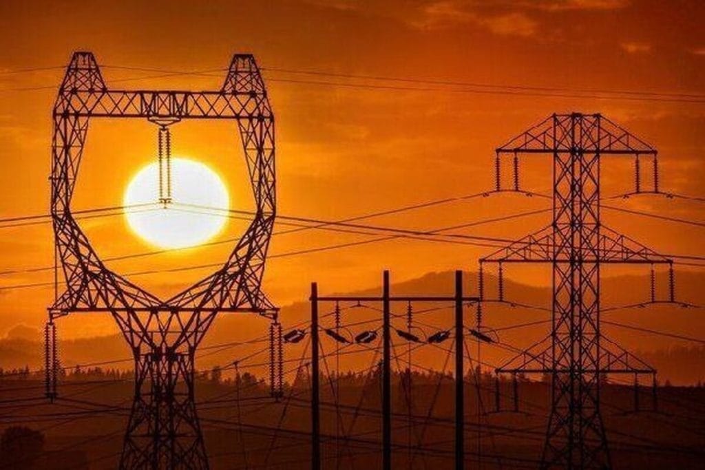 افزایش غیرعادی مصرف برق در روزهای گرم سال! در روز گذشته، نیاز به برق به رکورد ۵۹۰۰۰ مگاوات رسید؛ آیا این تغییرات به معنای مشکلاتی در شبکه برق کشور است؟ بیایید بیشتر بدانیم.