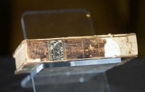 قاتلی که جلد کتابش از پوست خودش ساخته شد!