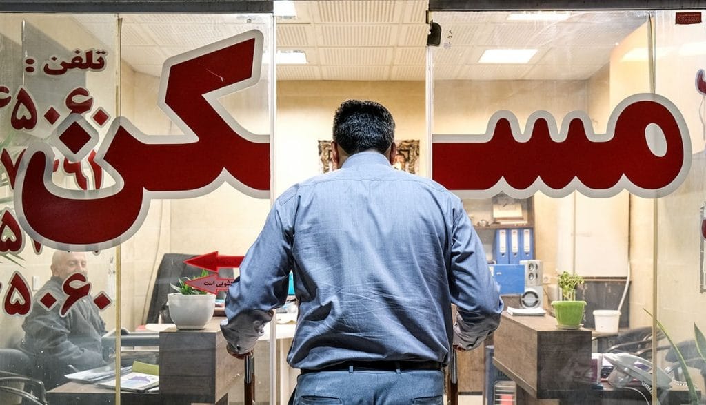 چرا وام مسکن با بدهیهای دولت قابل حل نیست؟ / آیا وام مسکن تنها یک شعار است؟ / با درآمد ۲۰ میلیون تومان، چطور میتوان ۳۰ میلیون تومان قسط پرداخت کرد؟ / وقتی قیمت هر متر خانه بالای ۱۰۰ میلیون است، وام ۸۰۰ میلیونی چه دردی را دوا میکند؟