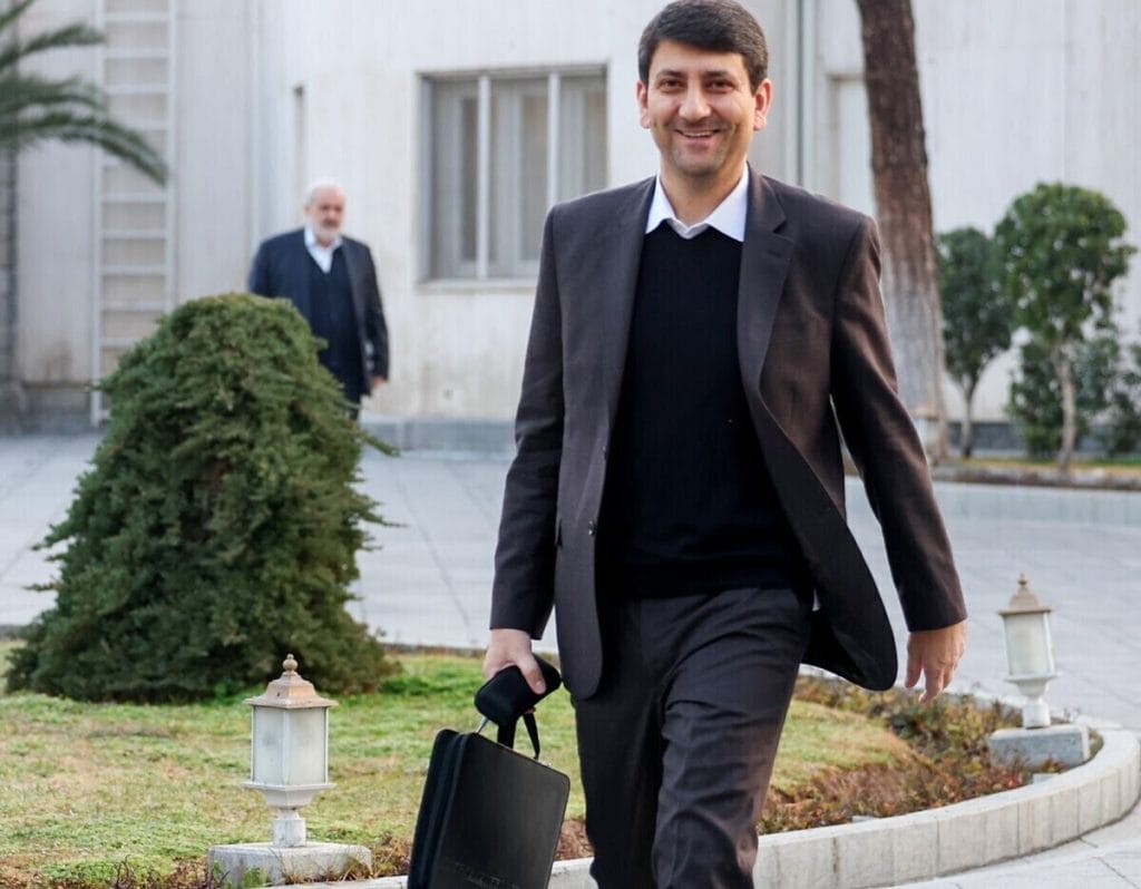 وزیر ارتباطات وعده میدهد: با سرعت اینترنت ۴۰۰ و ۵۰۰ مگابیت، تجربه واقعی تماشای آنلاین فیلمها، بازیها و خدمات اینترنتی را به دست خواهیم آورد! آیا آمادهاید تا از دنیای جدیدی که در انتظارمان است، بیشتر بدانید؟