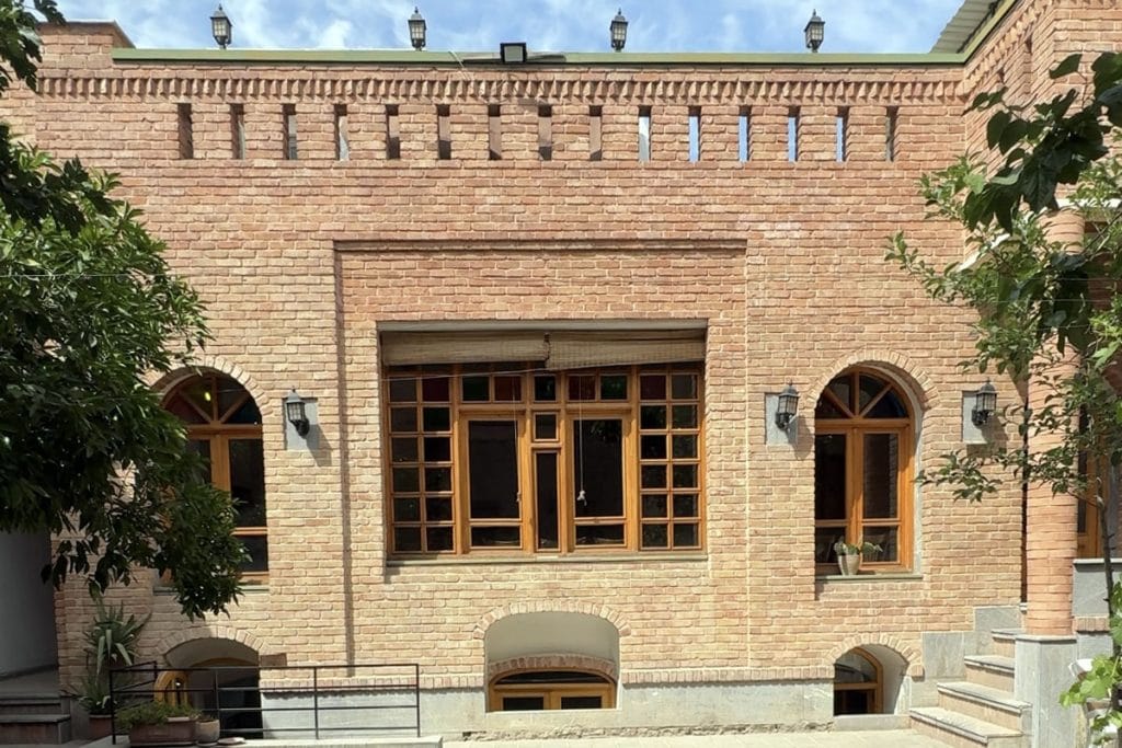 عنوان پیشنهادی: "اهمیت ویدیو در اردیبهشت: داستان مقاومت خانهای که در قلب تغییرات ماندگار شد!