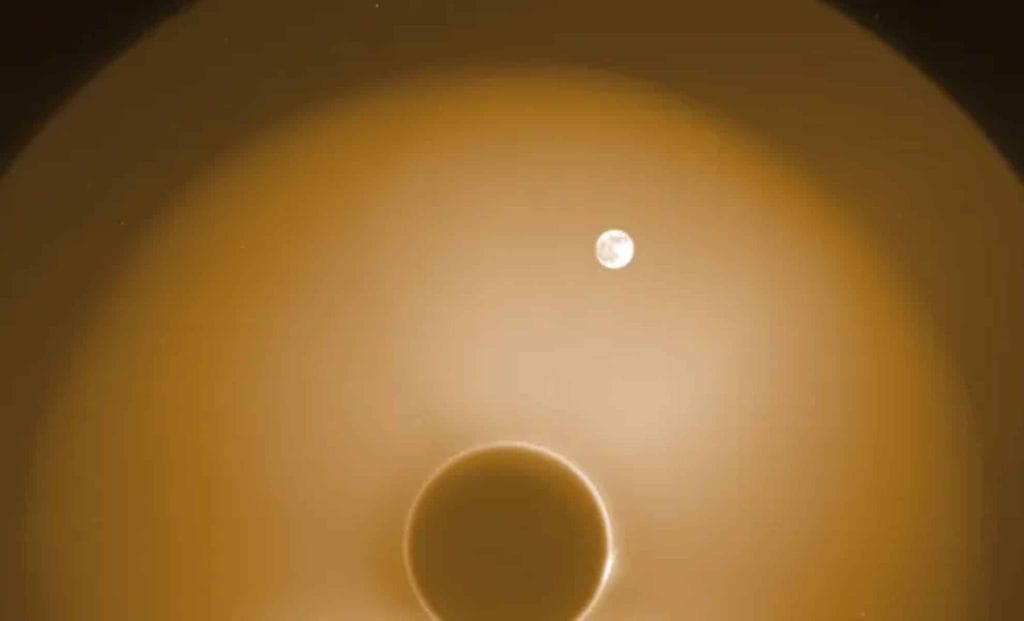 کشف یک "ماه دوتایی" عجیب در نزدیکی خورشید توسط فضاپیمای ناسا!