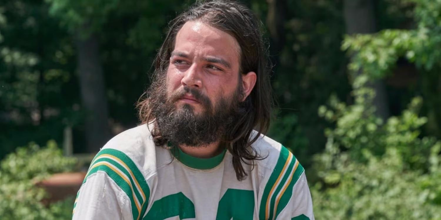 tyler aka the prophet looking offscreen in station eleven معرفی سریال علمی تخیلی Station Eleven | زندگی پس از کرونا - گیمفا