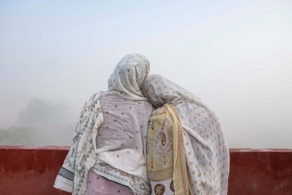 «در دل سپیدی: داستانهای انساندوستانه بیوههای هندی»