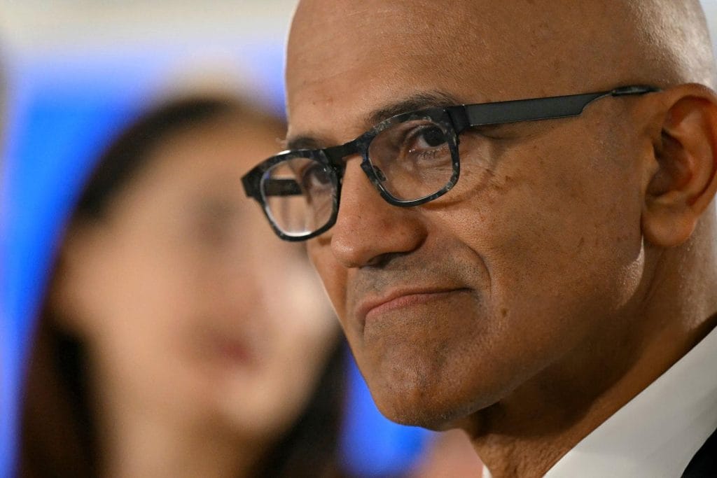 مایکروسافت به اپل طعنه میزند: حالا انتشار اپلیکیشن در استور ما بدون هزینه!