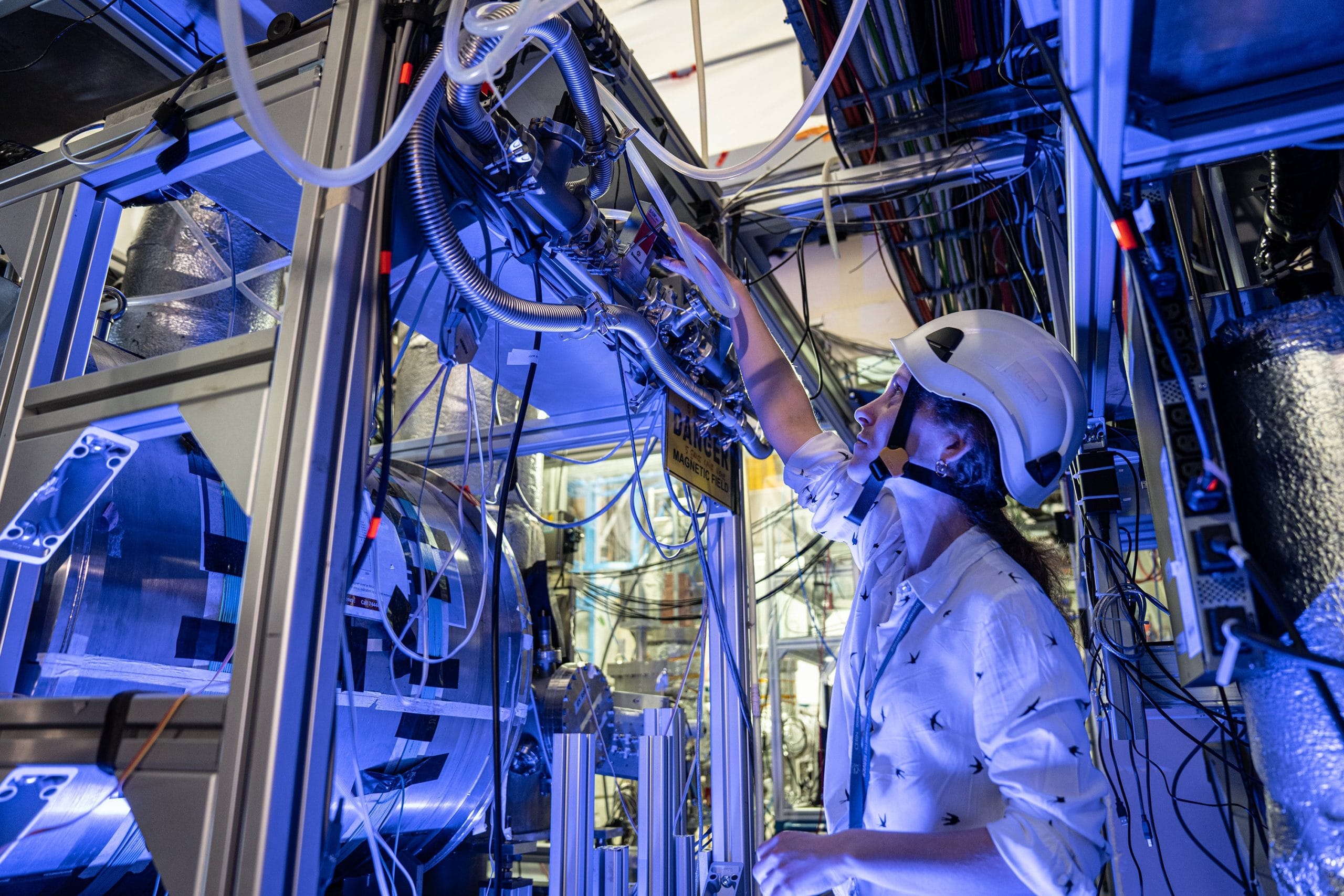 باربارا لاتاکز در حال کار روی آزمایش BASE