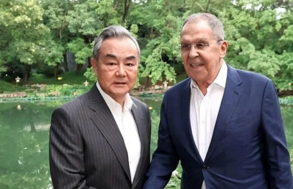 گفت‌وگوی تاریخی وزرای خارجه روسیه و چین: تحول جدید در معادلات جهانی؟