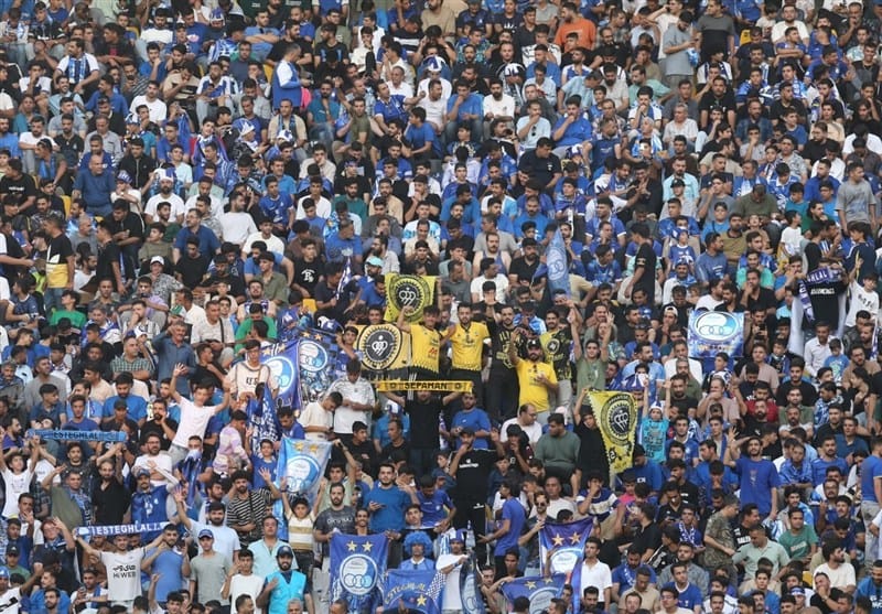 جنجال در نقش جهان: سپاهانیها آبیپوشان را نشانه گرفتند!/ تراکتوریها از خشم در امان نماندند؟ (ویدیو)"