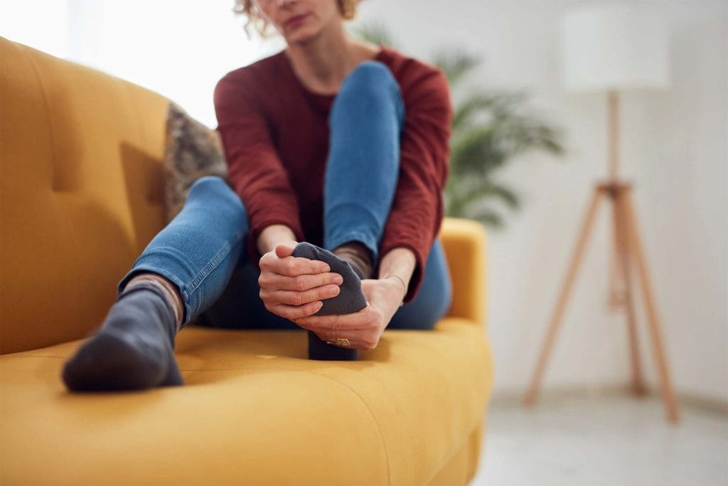 "چرا دست و پاهایتان گزگز میکند؟ نشانههای خطرناک را بشناسید!