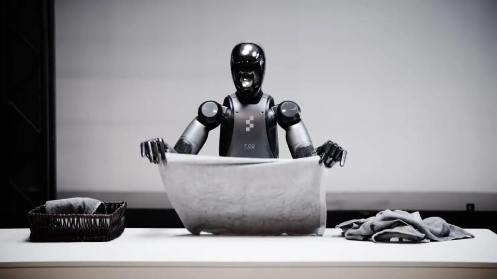 ربات Figure 02 در حال تا کردن لباس