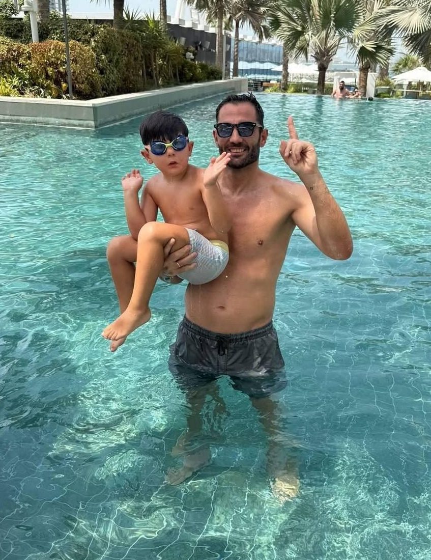 تصویری از آنتونیو آدان در کنار خانواده‌اش در دبی