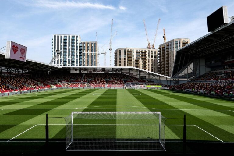 پیشنهاد من این است:
زنده از لندن: برنتفورد - چلسی؛ گزارش لحظهبهلحظه، گلها و آمار
چرا این تیتر مناسب است:زنده از لندن: حس فوریت و هیجان را القا میکند و مکان مسابقه را مشخص میکند.
برنتفورد - چلسی: اسامی دو تیم را ذکر میکند که مهمترین بخش برای جستجوی کاربر است.
گزارش لحظهبهلحظه، گلها و آمار: دقیقا مشخص میکند که کاربر چه نوع محتوایی را دریافت خواهد کرد.
سادگی و روانی: تیتر به راحتی قابل فهم است و نیازی به فکر کردن زیاد ندارد.
یونیک بودن: استفاده از "زنده از لندن" به تیتر یک حس متمایز میدهد.همچنین می توان از تیتر های زیر هم استفاده کرد:جدال برنتفورد و چلسی: پوشش زنده، گل ها و اتفاقات مهم
برنتفورد - چلسی: با ما لحظه به لحظه در جریان بازی باشید
لندن در تب و تاب فوتبال: گزارش زنده برنتفورد - چلسی + گل ها