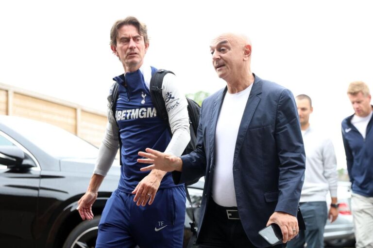 چند پیشنهاد برای تیتر فارسی:اعتراف فرانک: لِوی زیربنای تاتنهام را گذاشت! (ساده، مستقیم و کنجکاوی برانگیز)
فرانک لب به تمجید گشود: نقش لِوی در تاتنهام انکارناپذیر است. (رسمی‌تر و حاوی اطلاعات بیشتر)
راز موفقیت تاتنهام از زبان فرانک: میراث لِوی چه بود؟ (تأکید بر راز و کنجکاوی)
خداحافظی با لِوی، تمجید از میراثش: فرانک از زیربنای تاتنهام می‌گوید. (شامل اطلاعات بیشتر و جذاب برای طرفداران تاتنهام)
فرانک: لِوی بنیان‌گذار تاتنهام مدرن بود! (تاکید بر نقش لِوی در ساخت تاتنهام امروزی)چرا این تیترها خوب هستند:ساده و روان: از کلمات پیچیده و تخصصی دوری شده است.
یونیک: سعی شده از کلیشه‌ها دوری شود و عبارات جذاب‌تری به کار رود.
همسو با جستجو: کلمات کلیدی مهم مانند "فرانک"، "لِوی" و "تاتنهام" در تیتر وجود دارند.
کنجکاوی برانگیز: با ایجاد ابهام (راز موفقیت، میراث چه بود) یا استفاده از کلماتی مانند "اعتراف" و "تمجید" مخاطب را ترغیب به کلیک و خواندن ادامه مطلب می‌کنند.انتخاب نهایی:
به نظر من، تیتر "اعتراف فرانک: لِوی زیربنای تاتنهام را گذاشت!" بهترین گزینه است زیرا هم ساده و روان است، هم کنجکاوی مخاطب را برمی‌انگیزد و هم به خوبی با هدف جستجوی کاربر همسو است.