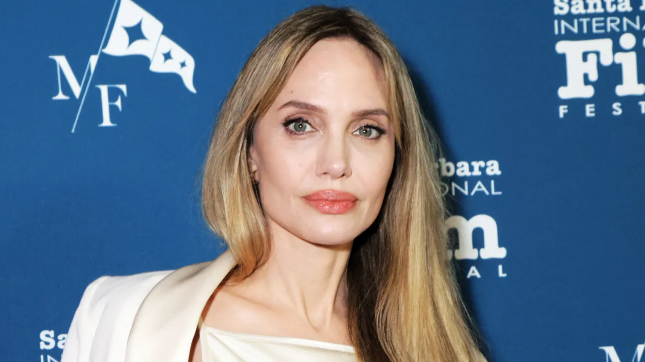 جنجالی‌ترین تغییر چهره آنجلینا جولی: این بار با موهای پریشان در "مردم مضطرب"!