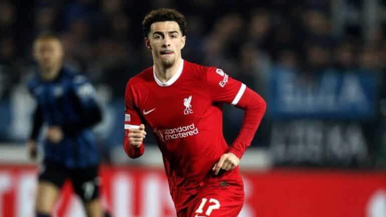 در اینجا چند پیشنهاد برای تیتر فارسی که هم ساده، روان، یونیک و کنجکاوی برانگیزند آورده شده است:چه خبر از مصدومیت‌ها و آمادگی بازیکنان لیگ برتر؟ (آخر هفته)
وضعیت مصدومیت و آمادگی ستاره‌های لیگ برتر: کی بازی می‌کنه، کی نه؟
لیگ برتر این هفته: کی مصدومه؟ کی برمی‌گرده؟ (گزارش کامل)
آخرین اخبار مصدومیت و آمادگی در لیگ برتر: ترکیب تیم‌ها چطور خواهد بود؟
بمب خبری مصدومیت در لیگ برتر! ترکیب تیم‌ها این هفته چه شکلیه؟چرا این تیترها موثرند؟سادگی و روانی: از زبان ساده و قابل فهم برای همه استفاده شده است.
کنجکاوی: سوالاتی مطرح می کنند که مخاطب را ترغیب به خواندن ادامه مطلب می کند.
همسویی با جستجو: از کلمات کلیدی مرتبط با جستجوی کاربران (مانند "مصدومیت"، "لیگ برتر"، "آمادگی") استفاده شده است.
یونیک بودن: از کلیشه های رایج دوری شده و به شکلی متفاوت به موضوع پرداخته شده است.انتخاب بهترین گزینه بستگی به لحن و سبک کلی رسانه شما دارد.