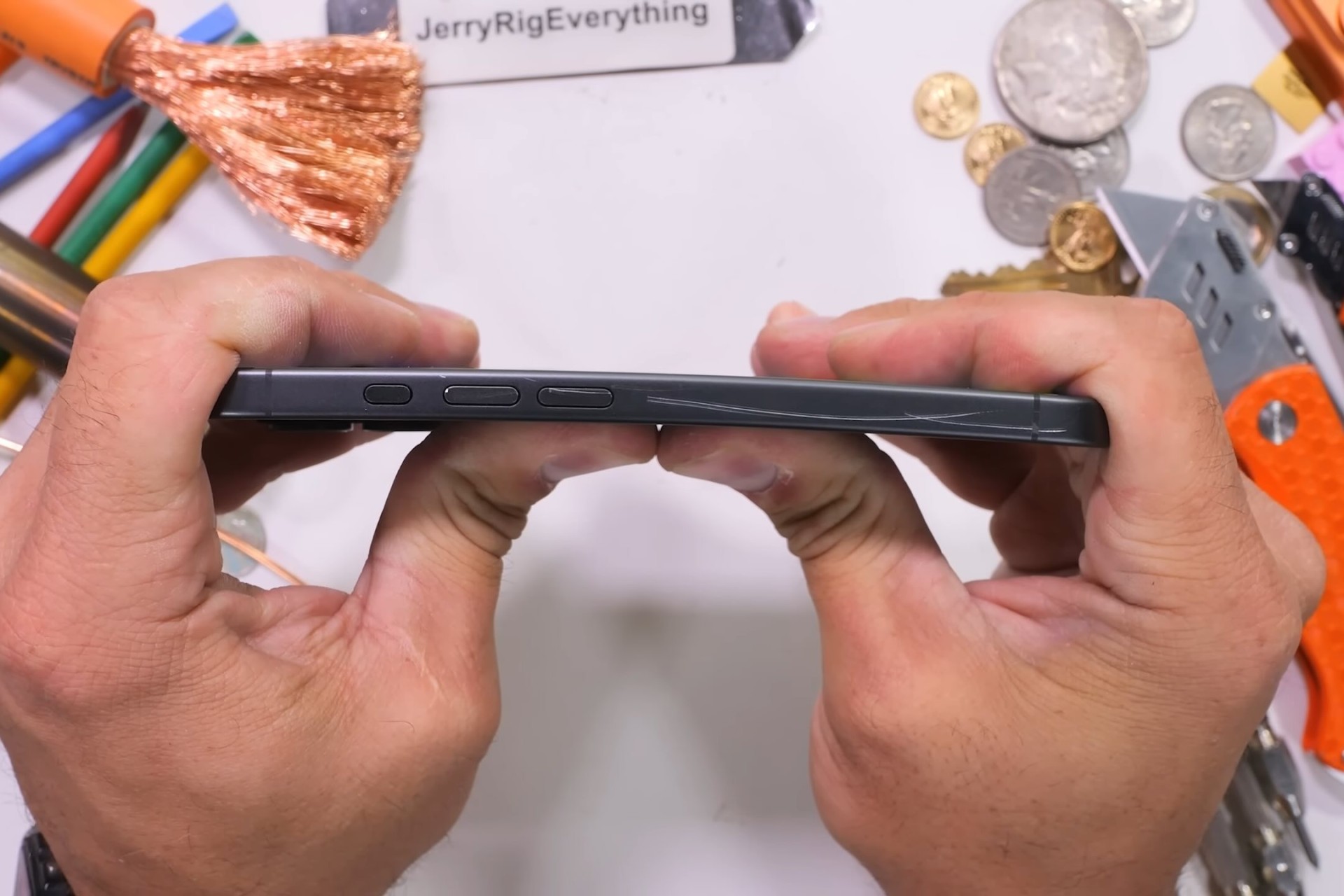 آیفون ۱۷ بلایی سرش میاد که فکرشم نمیکنی! (ویدیو تست مقاومت)