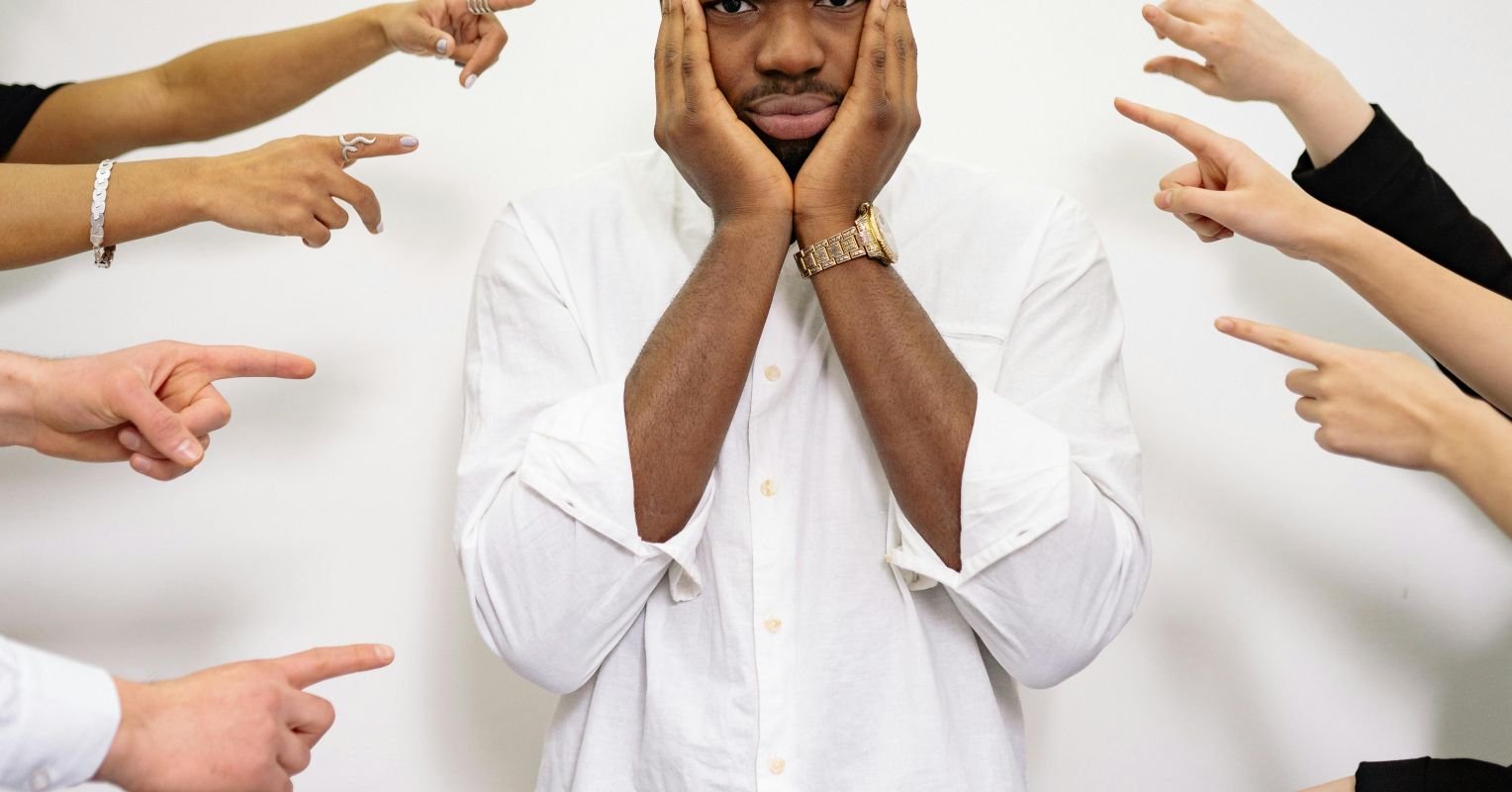 چرا مردان قوی، اشکهایشان را پنهان میکنند؟