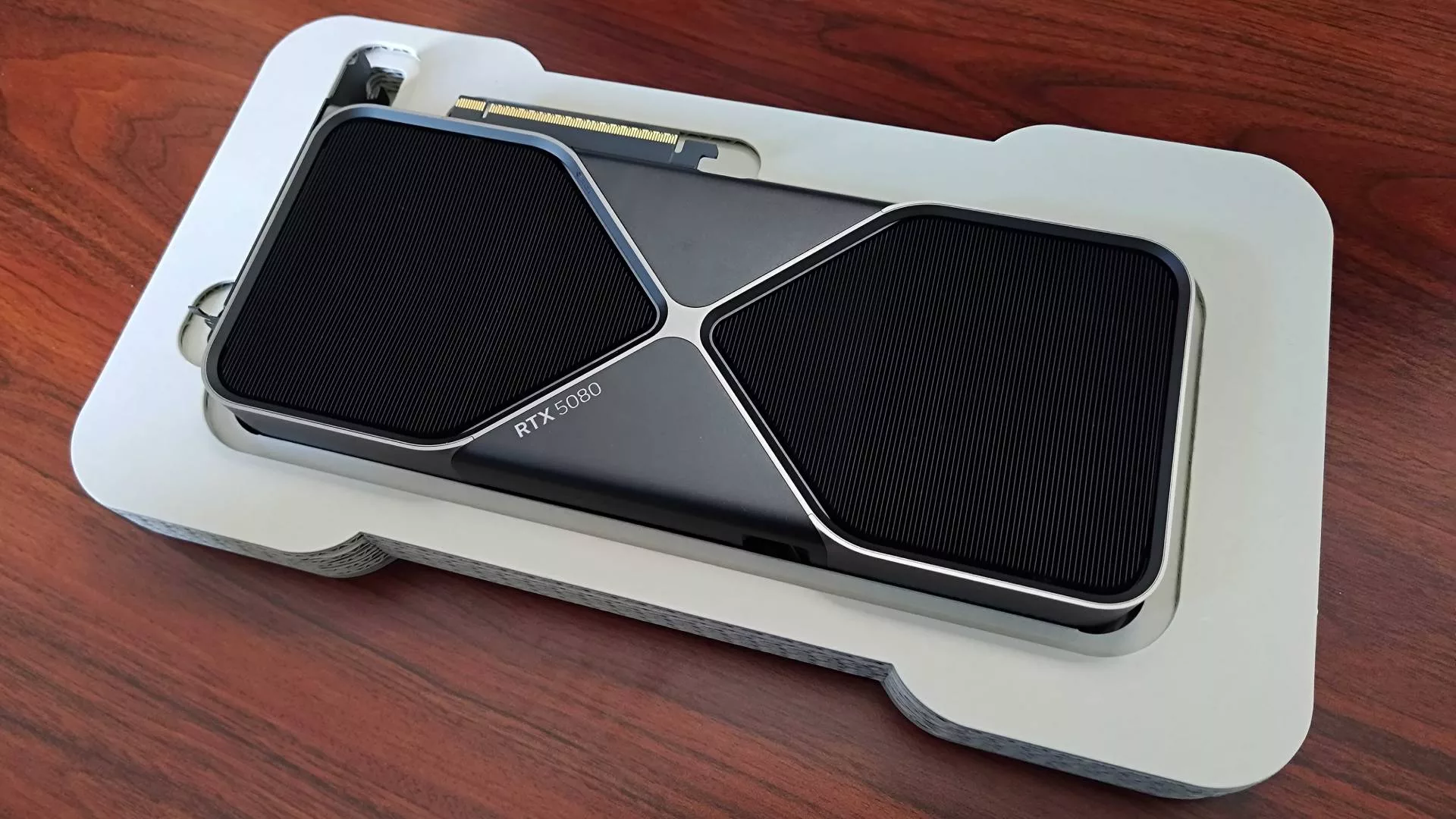 شوخی آمازون با مشتری: کارت گرافیک خواست، آجر تحویل گرفت!