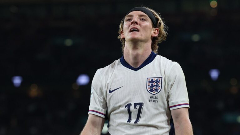 انگلیس با درخشش گوردون به سوی جام جهانی ۲۰۲۶ پیش رفت؛ نتیجه بازی لتونی