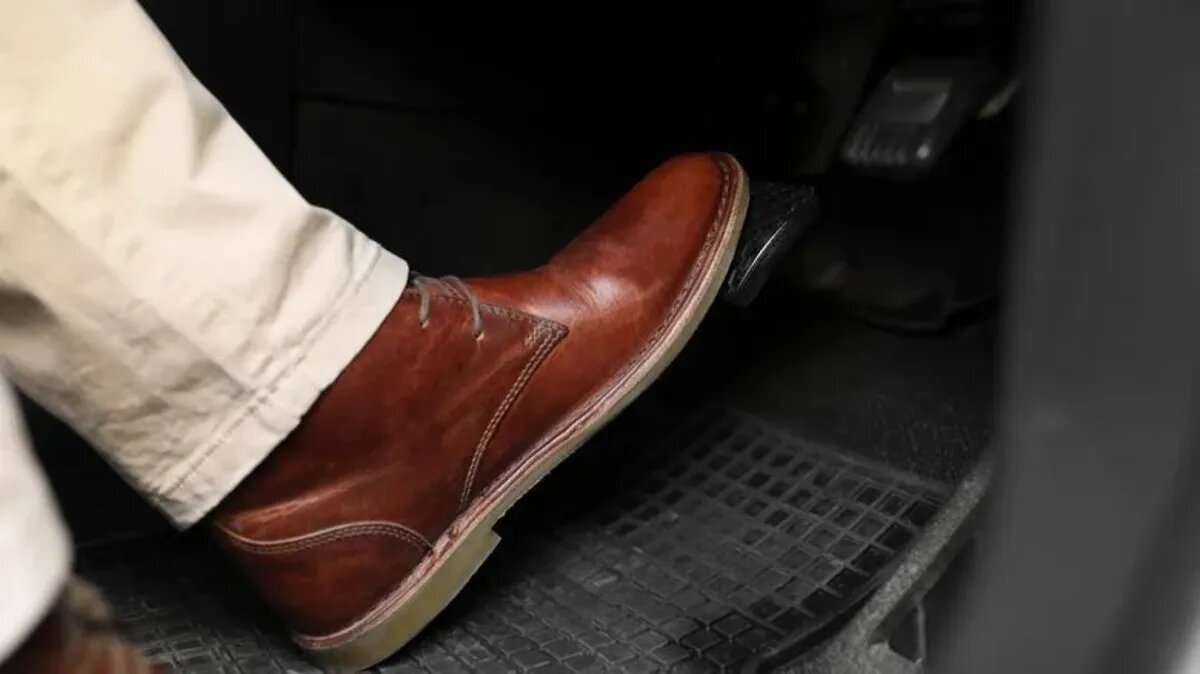 گرفتن ترمز و کلاچ به صورت همزمان ؛ اشتباهی رایج در رانندگی