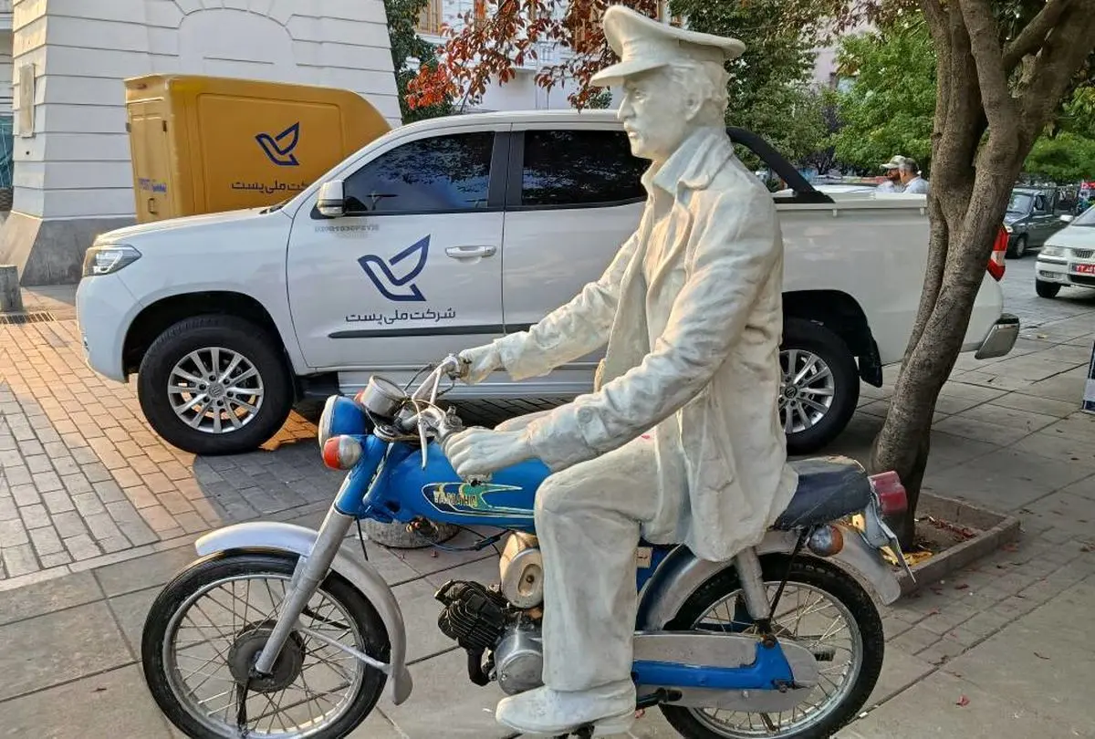 رونمایی از مجسمه پستچی در میدان شهرداری رشت