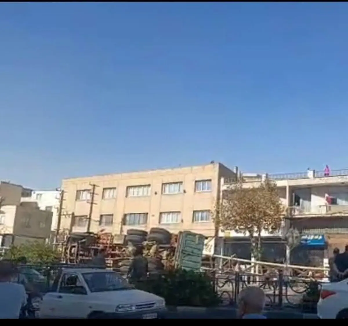 مصدومیت دو کارگر راننده در کرج بر اثر سقوط تابلو تبلیغاتی