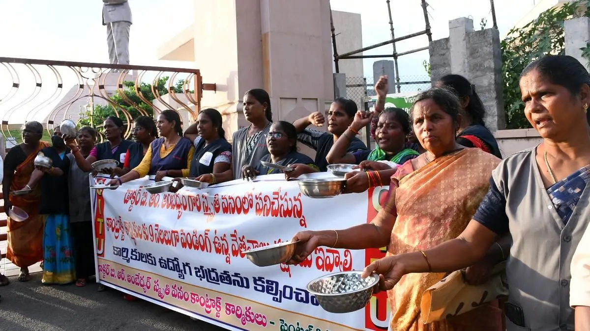 اعتراض کارگران پیمانکاری هند با کاسه خالی!