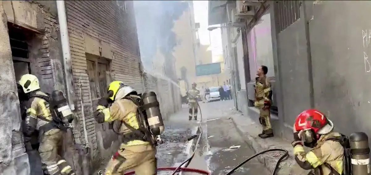 آتش‌سوزی ساختمان متروکه در خیابان انقلاب