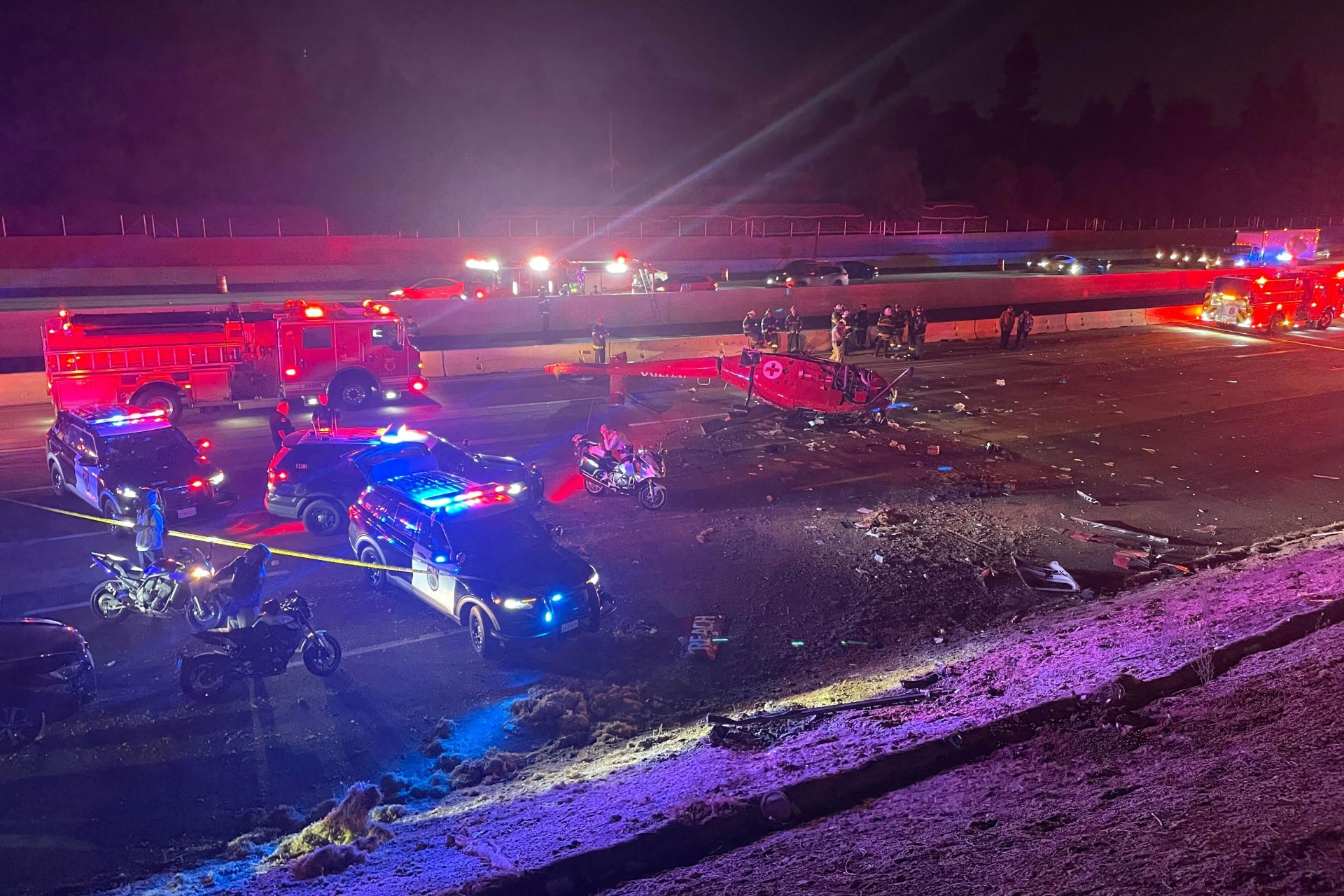 فاجعه در اتوبان: هلی‌کوپتر سقوط کرد، مسافران بین مرگ و زندگی!