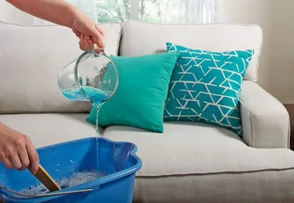 طرز شستن مبل با شامپو فرش؛ راهکار آسان و خیرهکننده