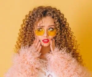 آموزش فر دائم مو در منزل با روش‌های خیره‌کننده و آسان