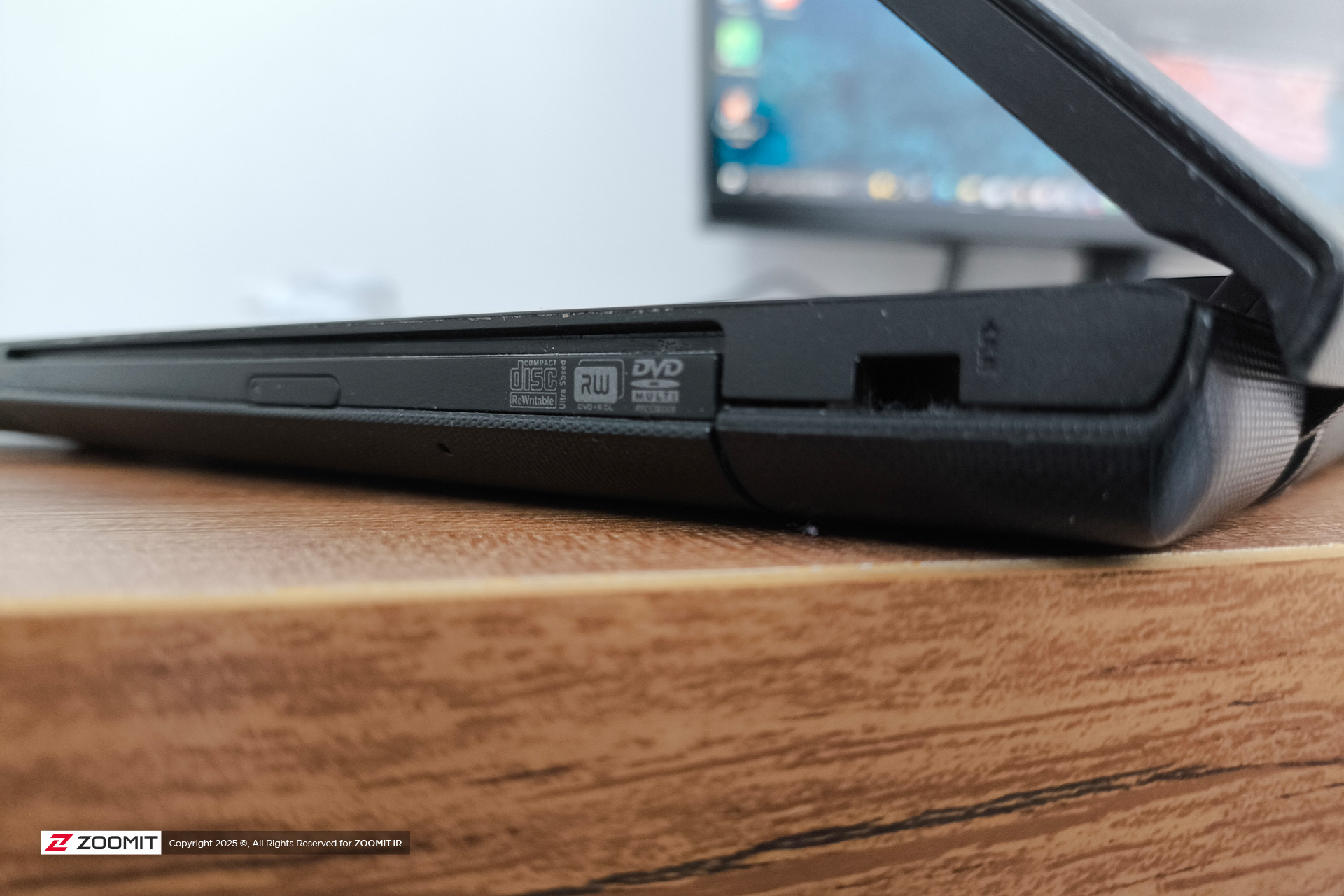 راز سوراخ سمجِ کنار لپتاپ: چه چیزی از شما پنهان میکند؟