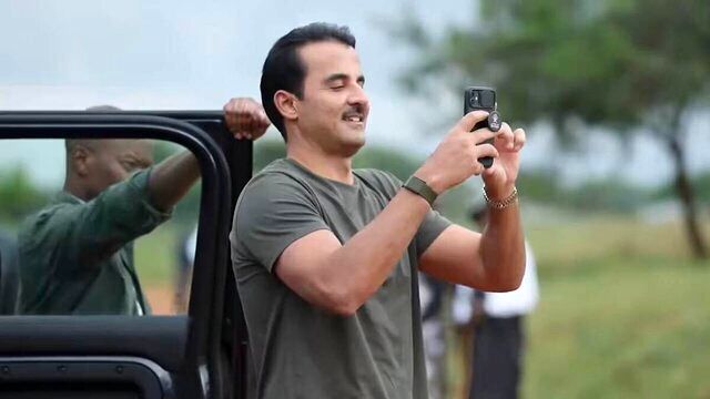 گردش غیرمنتظره امیر قطر در قلب آفریقا: مدل گوشی آیفون و کتونی 170 دلاری شیخ تمیم جنجالی شد!