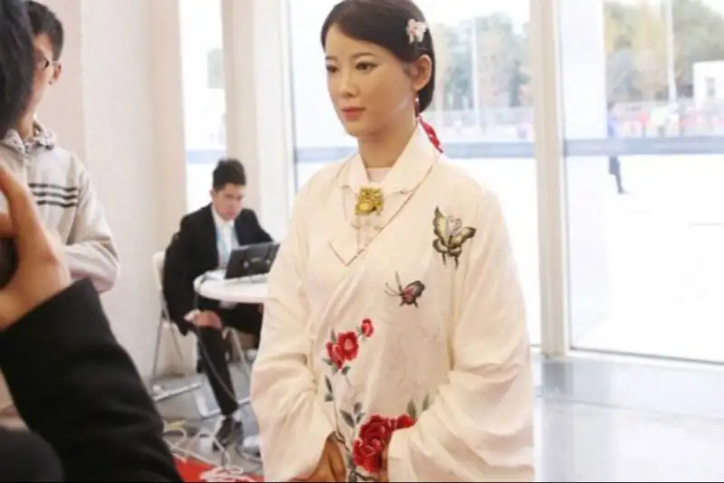 ربات چینی T800 و لگد جنجالی: وقتی مدیر عامل برای اثبات قدرت ربات، سپر بلای ان می شود!