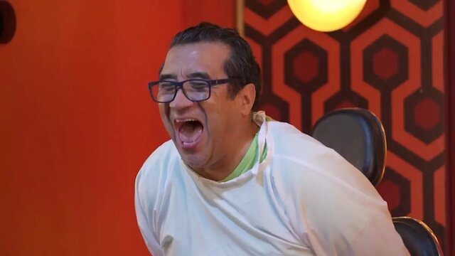 فروپاشی مرزهای گفتار: چرا فحاشی از آنتن زنده تا کوچه و بازار عادی شد؟