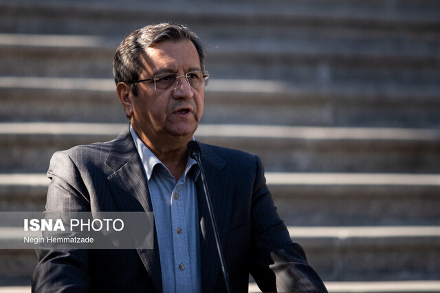 همتی: دشواریها جدی است، اما قطار بهبود اقتصادی در حرکت است