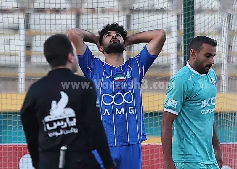 تدبیر بی‌ثمر ساپینتو در لحظات بحرانی؛ مدافع استقلال در نقش مهاجم کاذب!