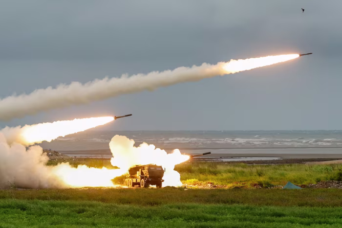شلیک موشک‌های آمریکایی هیمارس توسط تایوان به سمت چین؛ رزمایش دفاعی در تنگه استراتژیک